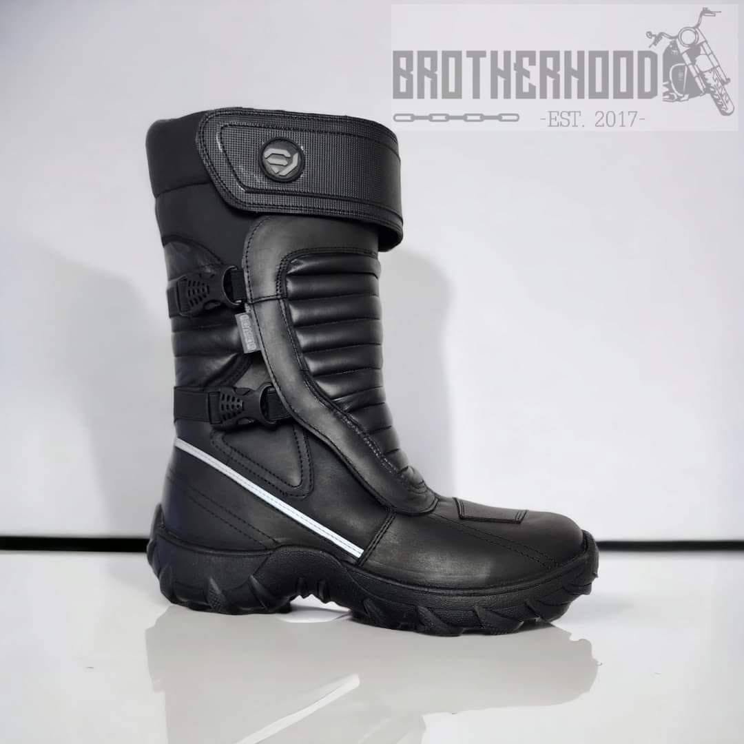 Bota negra para motociclista mostrada en las publicaciones de Brotherhood.